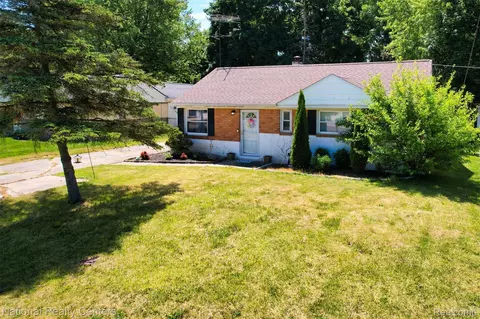 2316 Rollins St, Grand Blanc, MI 48439