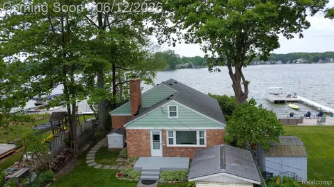 8691 Cooley Lake Rd, Commerce, MI 48382