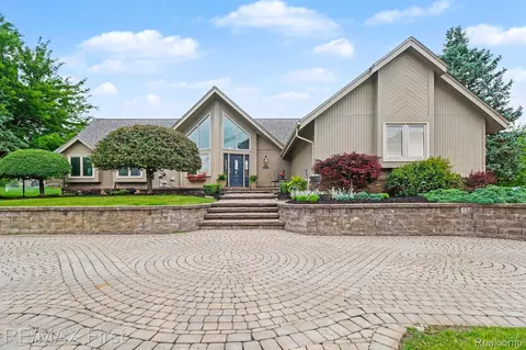 601 Brookwood Ln E, Rochester Hills, MI 48309