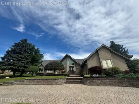 601 Brookwood Ln E, Rochester Hills, MI 48309