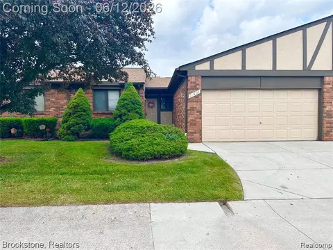 29703 Red Oak Dr, Warren, MI 48092