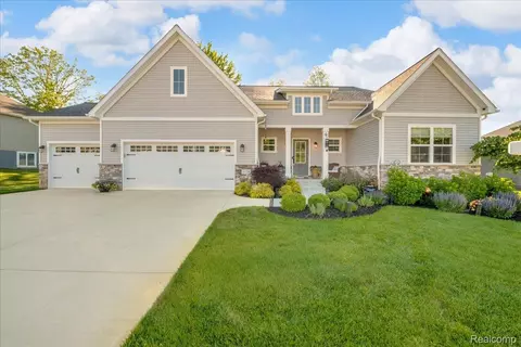 1179 Timberleaf Dr, Brighton, MI 48114