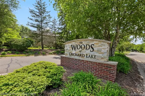 3251 Long Meadow Ct, West Bloomfield, MI 48324