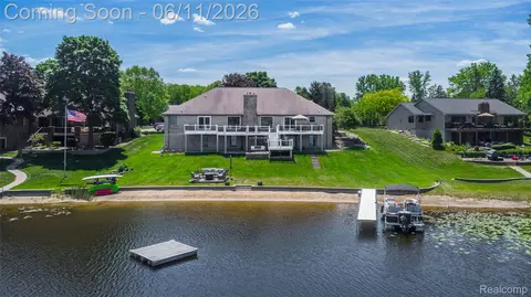 1154 Lake Valley Dr, Fenton, MI 48430