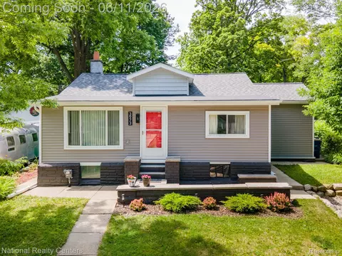 3973 Oak Knoll Rd, Waterford, MI 48328