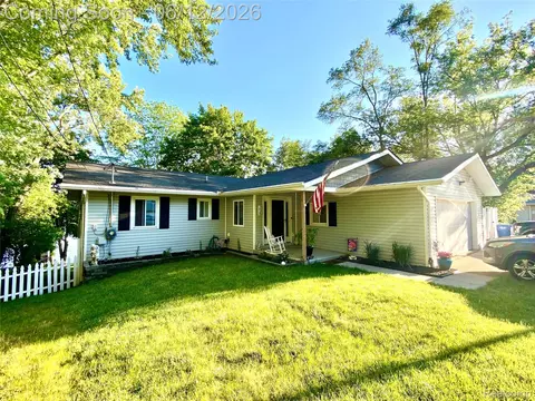 258 Lakeside Dr, Howell, MI 48843