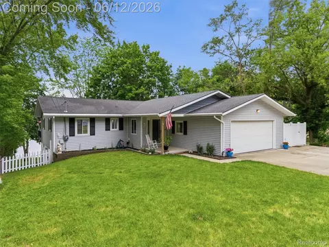 258 Lakeside Dr, Howell, MI 48843