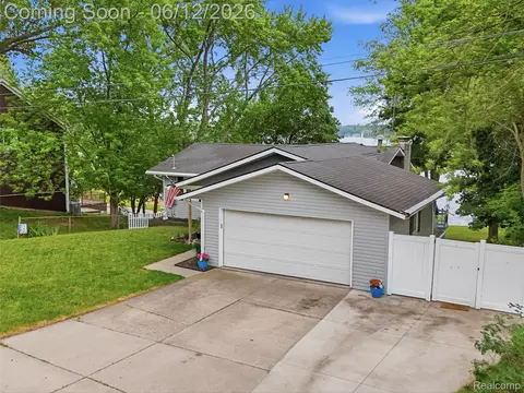 258 Lakeside Dr, Howell, MI 48843