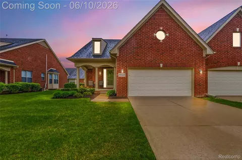 19322 Linwood Dr #70, Clinton Township, MI 48038