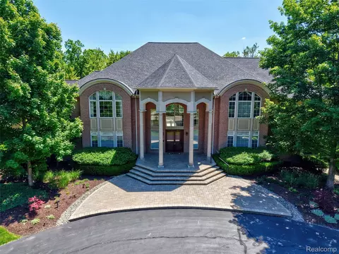 8479 Misty Mdws, Grand Blanc, MI 48439