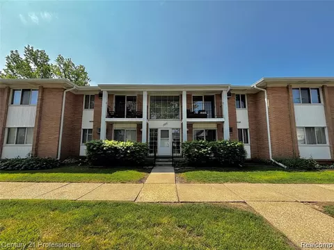 8203 Huntington St #16, Westland, MI 48185