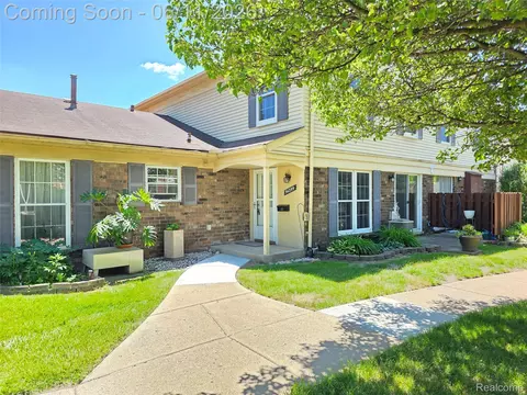 34299 W Garfield Circle Cir #2, Fraser, MI 48026