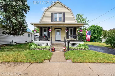 405 N Kiesel St, Bay City, MI 48706