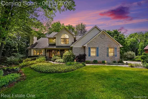 2958 Pine Needle Dr, White Lake, MI 48383