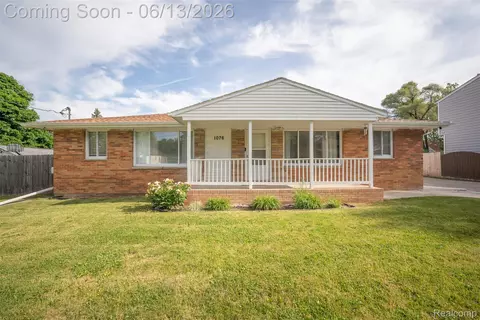 1076 W Kurtz Ave, Mount Morris, MI 48505