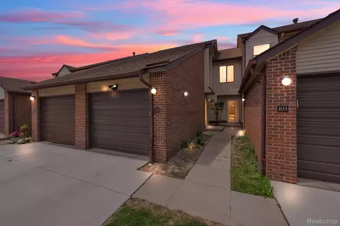 6689 Ridgefield Cir #203, West Bloomfield, MI 48322