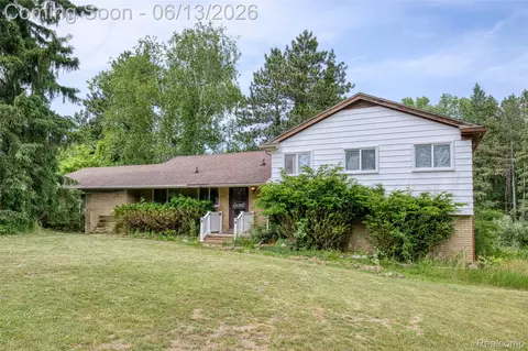 3020 Glengary Rd, Commerce, MI 48382