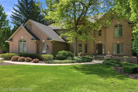 1709 Apple Ridge Ct, Rochester Hills, MI 48306
