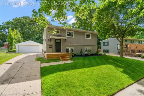 954 Panorama Dr, Milford, MI 48381