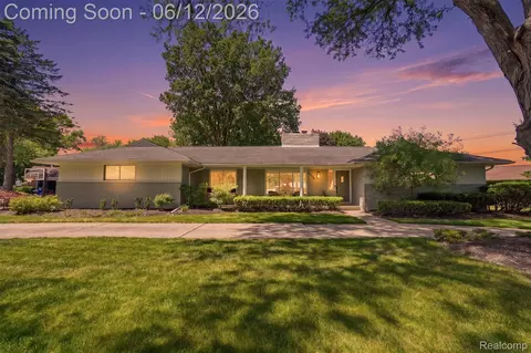 6998 Meadowlake Rd, Bloomfield Hills, MI 48301