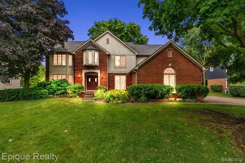 1719 Hickory Bark Ln, Bloomfield Hills, MI 48304