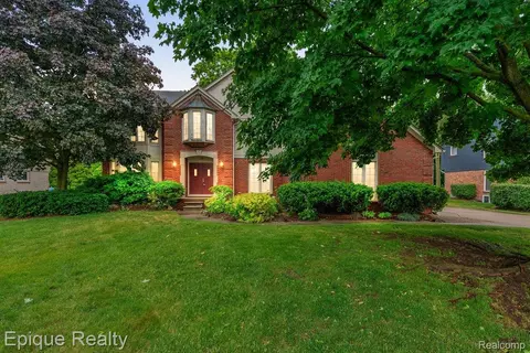 1719 Hickory Bark Ln, Bloomfield Hills, MI 48304
