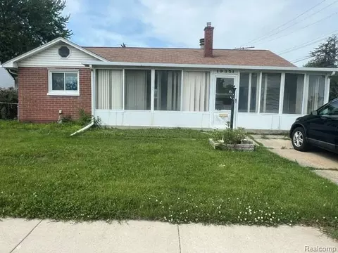 19351 Eastland St, Roseville, MI 48066