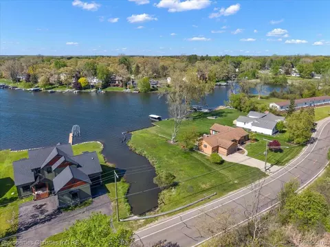 188 Wolverine Dr, Wolverine Lake, MI 48390