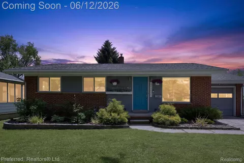 272 Lawson St, Saline, MI 48176
