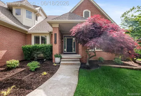 1902 Grayslake Dr, Rochester Hills, MI 48306