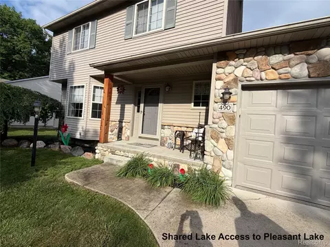 490 Cove View Dr, Waterford, MI 48327
