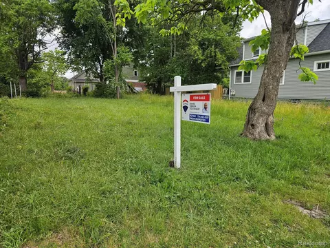 13894 Mackay St, Hamtramck, MI 48212