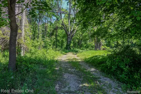 1832 W Commerce Rd, Milford, MI 48380