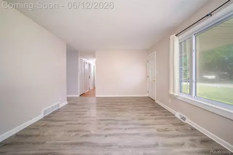 Living - 1518 Diane Dr, Flushing, MI 48433 photo 6 of 6