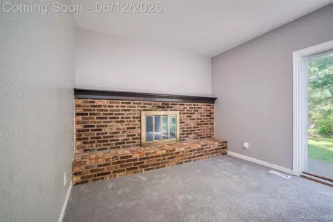 Living - 1518 Diane Dr, Flushing, MI 48433 photo 2 of 6