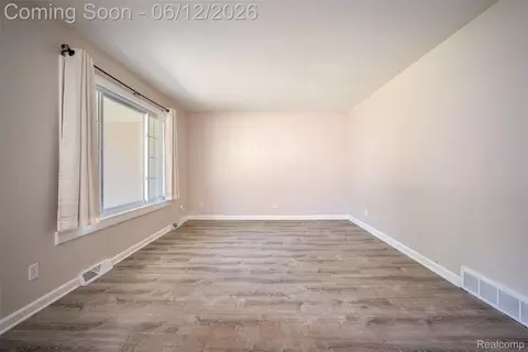 Living - 1518 Diane Dr, Flushing, MI 48433 photo 5 of 6