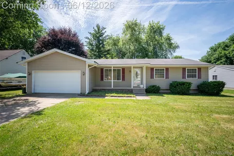 1518 Diane Dr, Flushing, MI 48433
