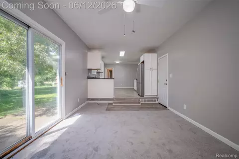 Living - 1518 Diane Dr, Flushing, MI 48433 photo 3 of 6