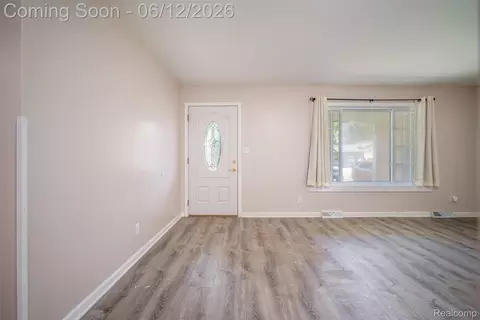 Living - 1518 Diane Dr, Flushing, MI 48433 photo 4 of 6