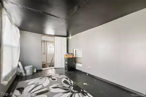 Entry Way - 22085 Rausch Ave, Eastpointe, MI 48021 photo 14 of 15