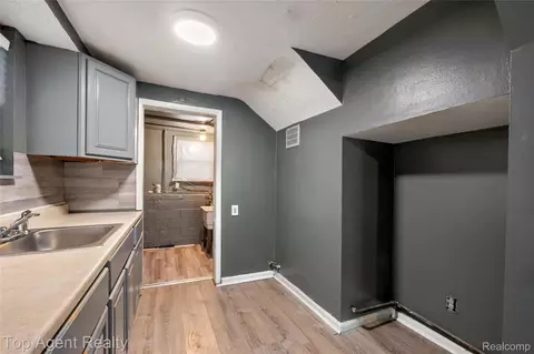 Entry Way - 22085 Rausch Ave, Eastpointe, MI 48021 photo 10 of 15