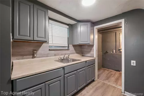 Entry Way - 22085 Rausch Ave, Eastpointe, MI 48021 photo 6 of 15