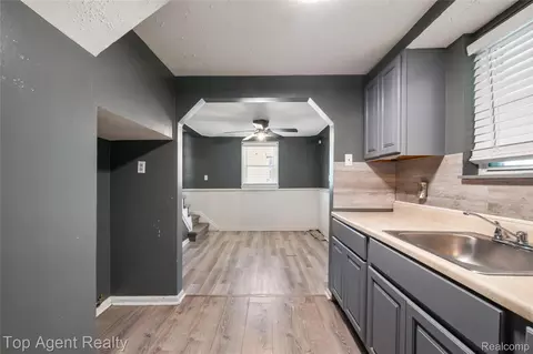 Entry Way - 22085 Rausch Ave, Eastpointe, MI 48021 photo 9 of 15