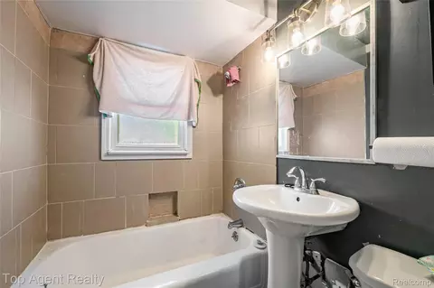 Bath - 22085 Rausch Ave, Eastpointe, MI 48021 photo 1 of 1
