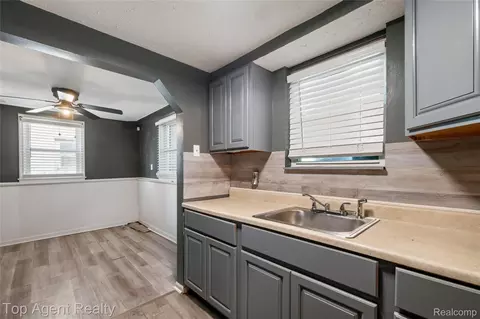 Entry Way - 22085 Rausch Ave, Eastpointe, MI 48021 photo 8 of 15