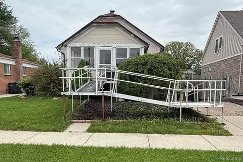 23141 Euclid St, Saint Clair Shores, MI 48082