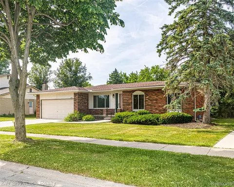 1089 Shallowdale Dr, Troy, MI 48085