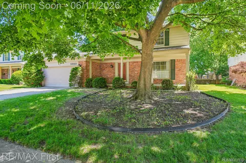 5950 Diamond Dr, Troy, MI 48085