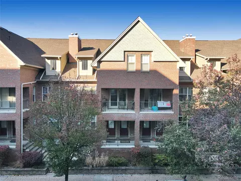 146 Tiffany Ln, Royal Oak, MI 48067