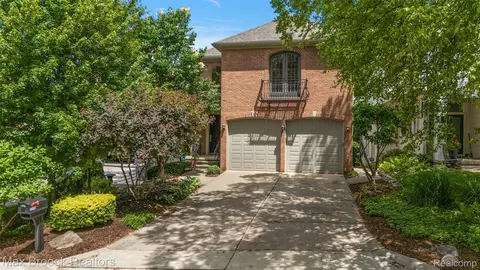 5348 Sunnycrest Dr, West Bloomfield, MI 48323